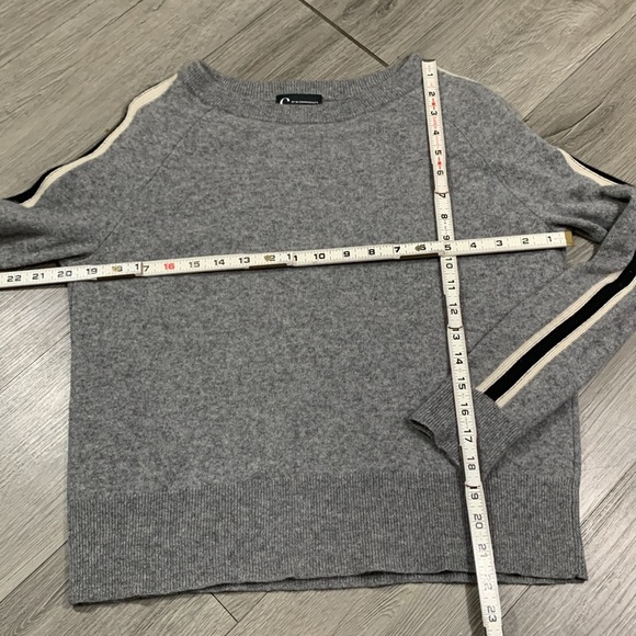 C by Bloomingdale’s 100% Cashmere Gray Sweater w/Stripes in the Sleeves size M - Picture 6 of 9
